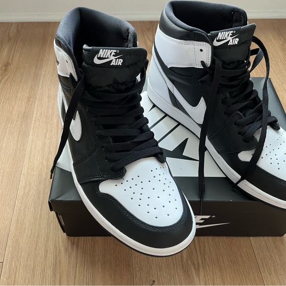 Air Jordan 1 Retro High OG "Black & White" - Picture 2 of 9